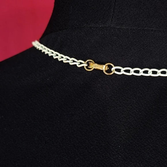 60s Vintage White and Goldtone Long Necklace - Picture 8 of 9